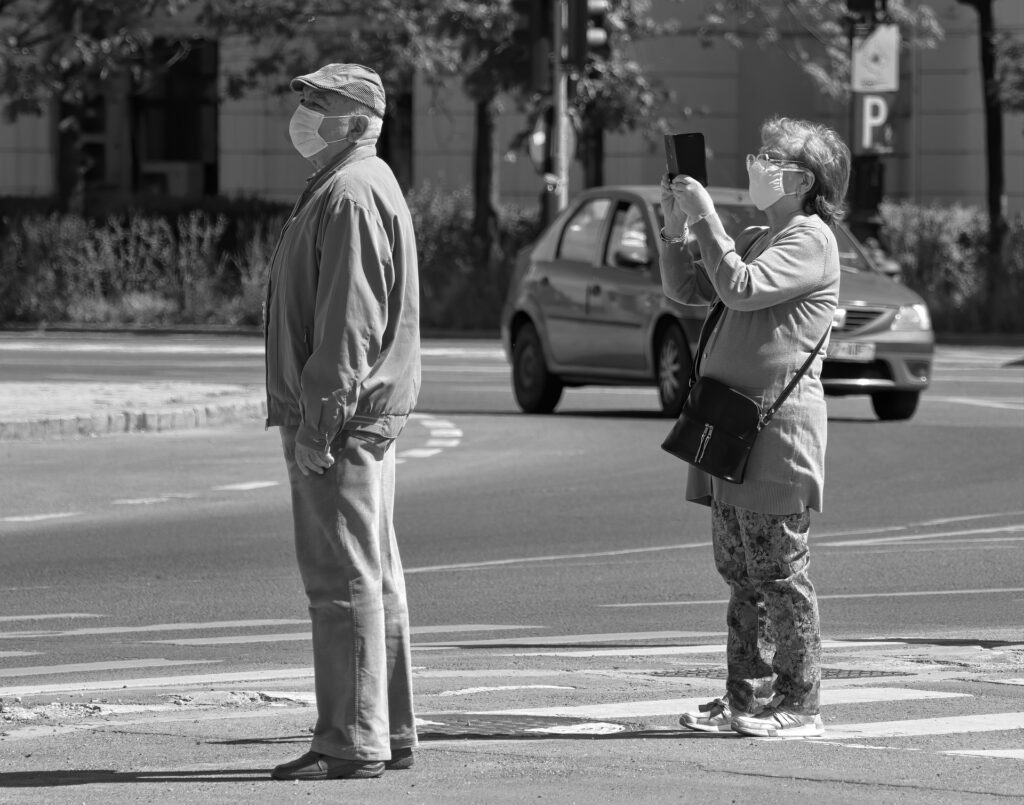 זקנים ברחוב עם קורונה