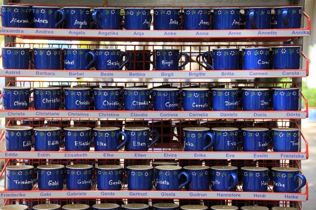 מלא ספלים עם שמות